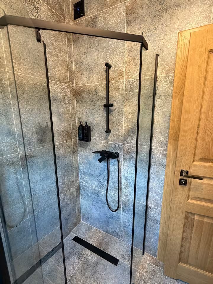 Prysznic walk-in z czarną armaturą