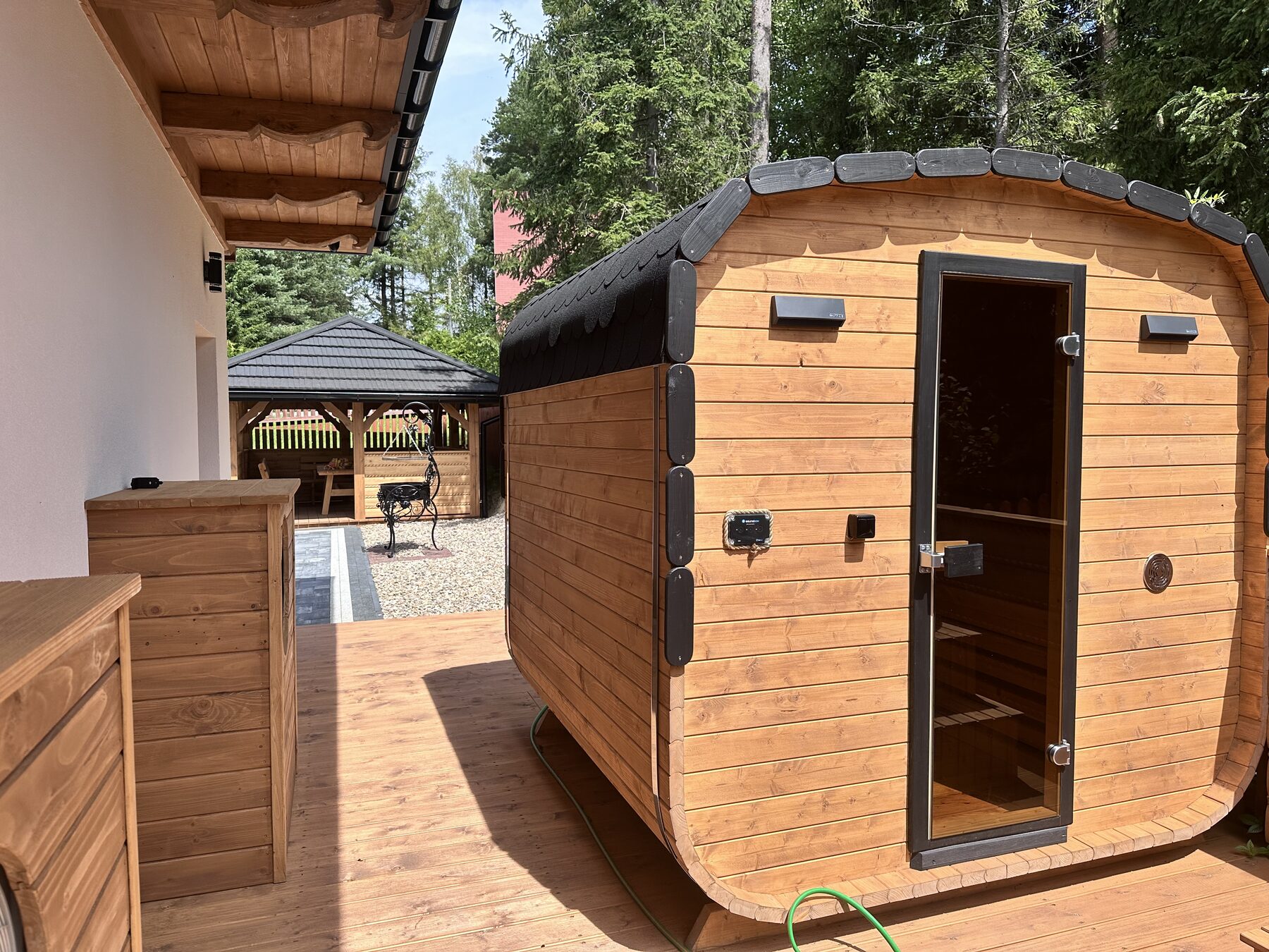 Prywatna sauna w drewnianej beczce na tarasie
