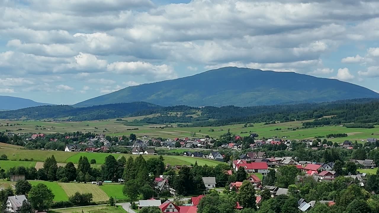 Widok na Babią Górę nad doliną Orawy